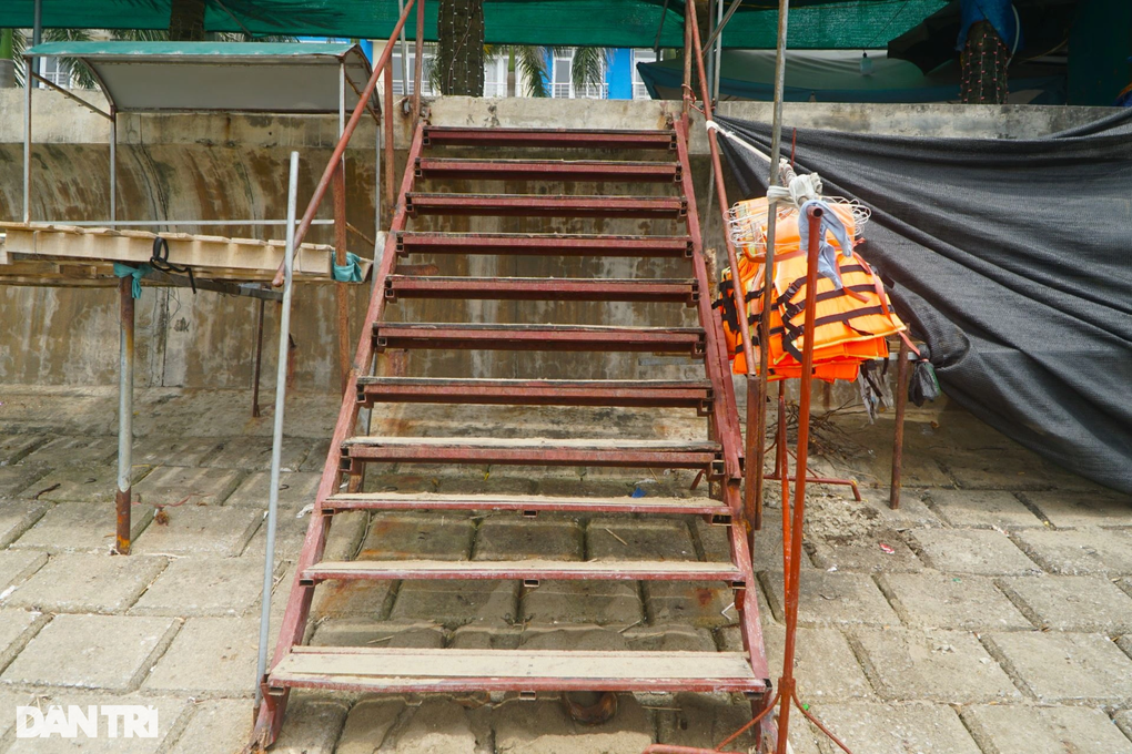 Cảnh nhếch nhác, lều quán như lô cốt án ngữ lối ra biển Hải Tiến - 6 Cảnh nhếch nhác, lều quán như lô cốt án ngữ lối ra biển Hải Tiến - 6