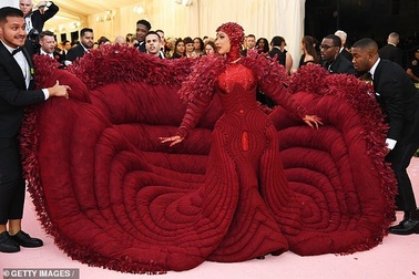 Cardi B gây choáng với váy siêu cầu kỳ