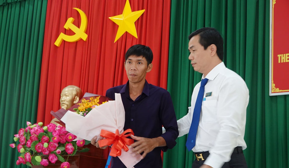 Tòa công khai xin lỗi bí thư chi đoàn bị án oan quàng cổ - 2 Tòa công khai xin lỗi bí thư chi đoàn bị án oan quàng cổ - 2