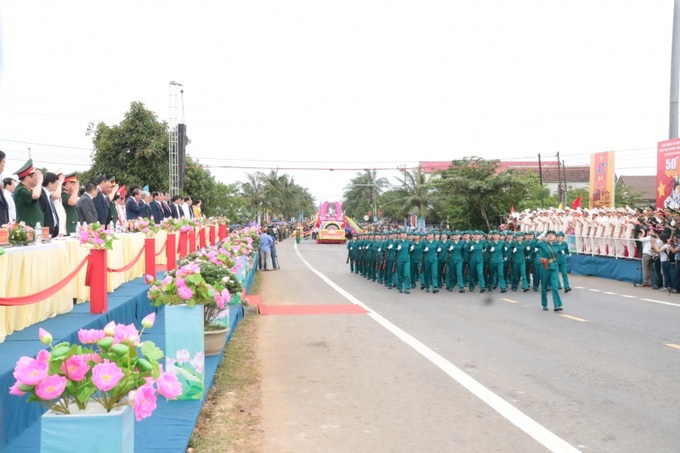 Lực lượng dân quân tự vệ tiến vào lễ đài