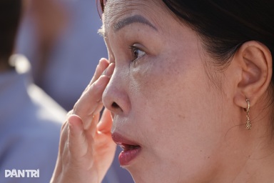 Phật tử bật khóc tại lễ Phật đản ở Việt Nam Quốc Tự