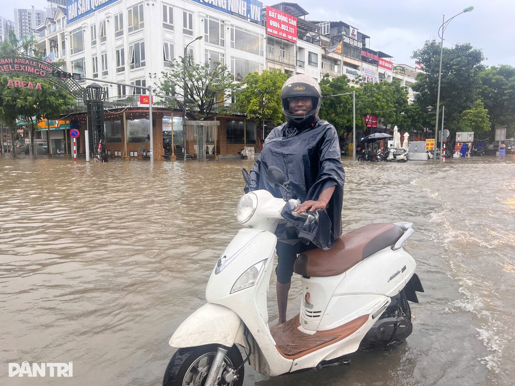 Hà Nội ngập bốn bề, người dân bỏ xe máy thuê thùng xốp, xe kéo bơi về nhà - 4 Hà Nội ngập bốn bề, người dân bỏ xe máy thuê thùng xốp, xe kéo bơi về nhà - 4
