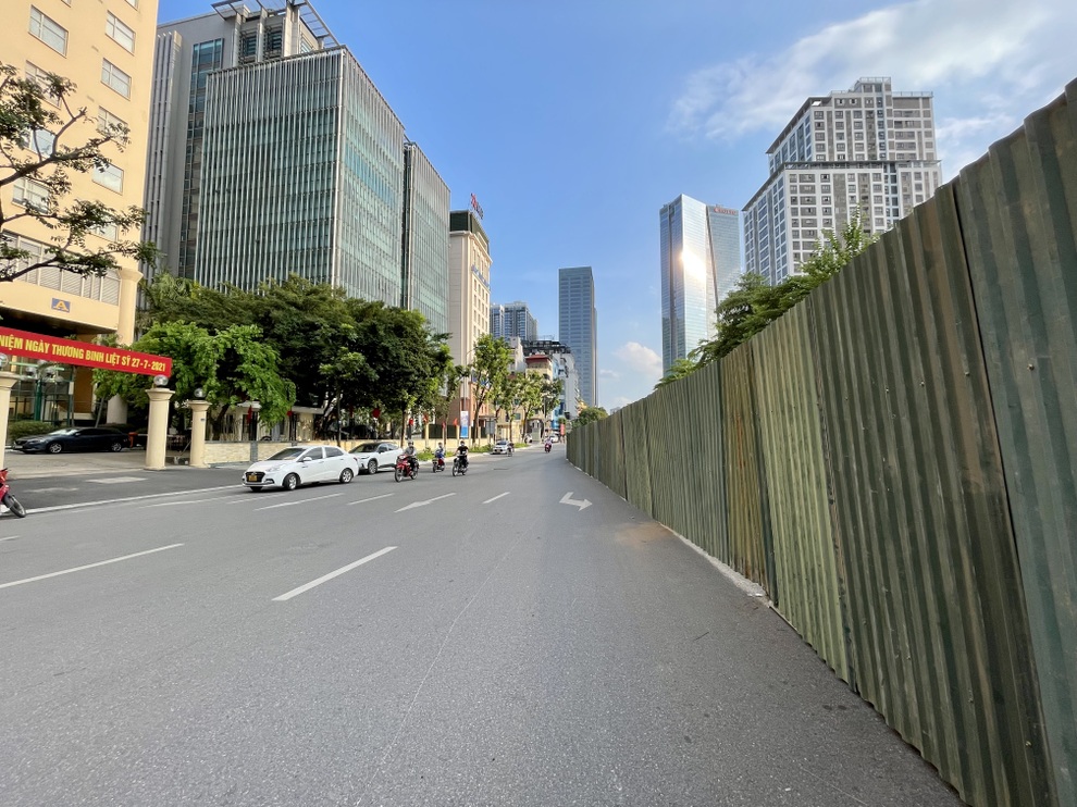 Hà Nội: Tuyến đường đẹp nhất thủ đô trước khi phải xén cây để mở rộng - 5 Hà Nội: Tuyến đường đẹp nhất thủ đô trước khi phải xén cây để mở rộng - 5