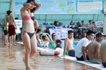 Nóng ngưỡng 40 độ, bạn trẻ Hà Nội nghĩ vạn cách giải nhiệt