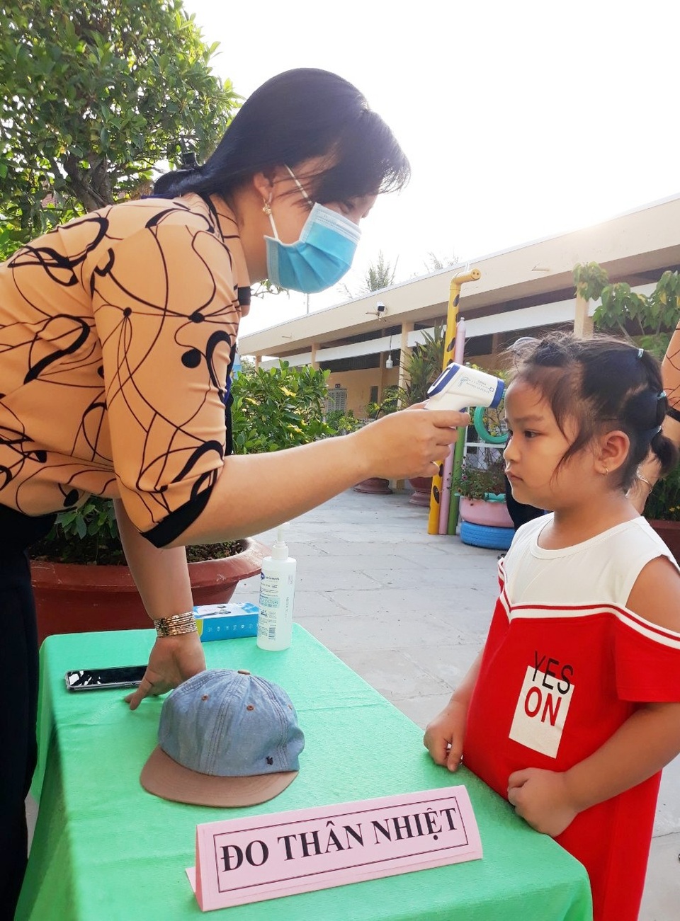 Ngày đầu đi học trở lại: Phụ huynh vui mừng, trẻ phấn khởi - 24 Ngày đầu đi học trở lại: Phụ huynh vui mừng, trẻ phấn khởi - 24