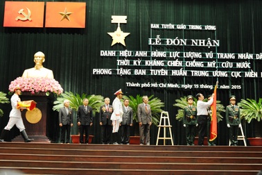 Ban Tuyên huấn Trung ương Cục miền Nam nhận danh hiệu Anh hùng lực lượng vũ trang