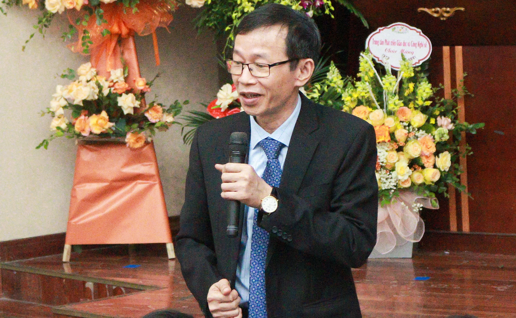 Giáo sư đưa nghệ thuật vào bài giảng vật lý - 1 Giáo sư đưa nghệ thuật vào bài giảng vật lý - 1