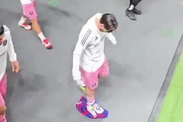 Video Messi giẫm lên chiếc áo Barcelona, rồi quay lưng bỏ đi