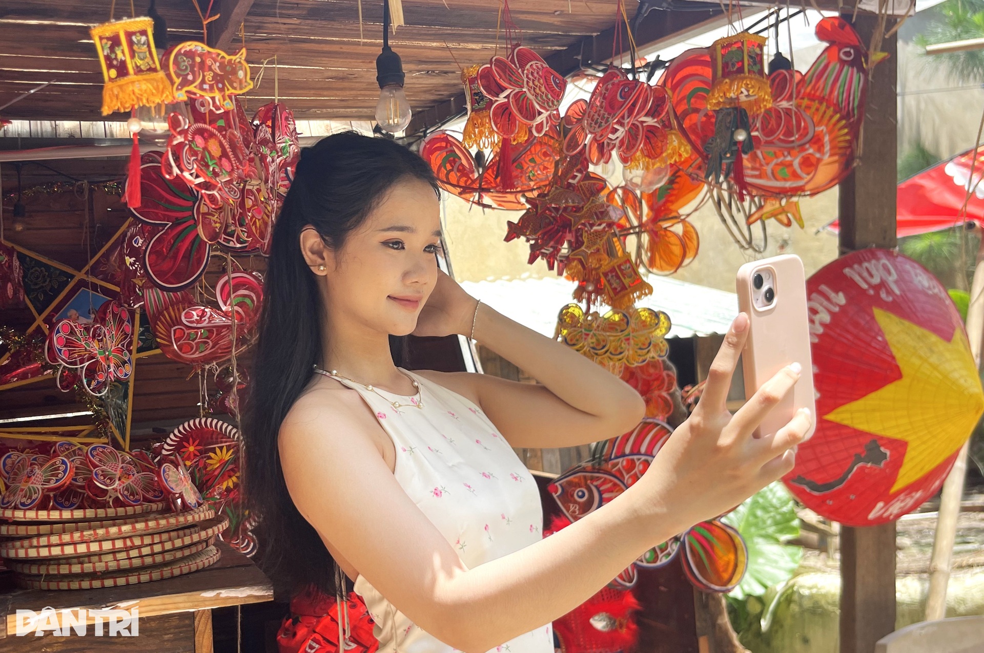Giới trẻ TPHCM hóa thân thành nàng thơ đón Trung thu sớm - 2 Giới trẻ TPHCM hóa thân thành nàng thơ đón Trung thu sớm - 2