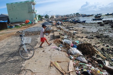 Rác ngập quanh huyện đảo Lý Sơn