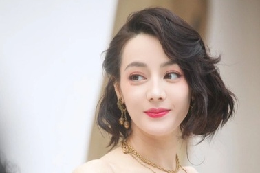 Địch Lệ Nhiệt Ba khoe dáng vóc yêu kiều