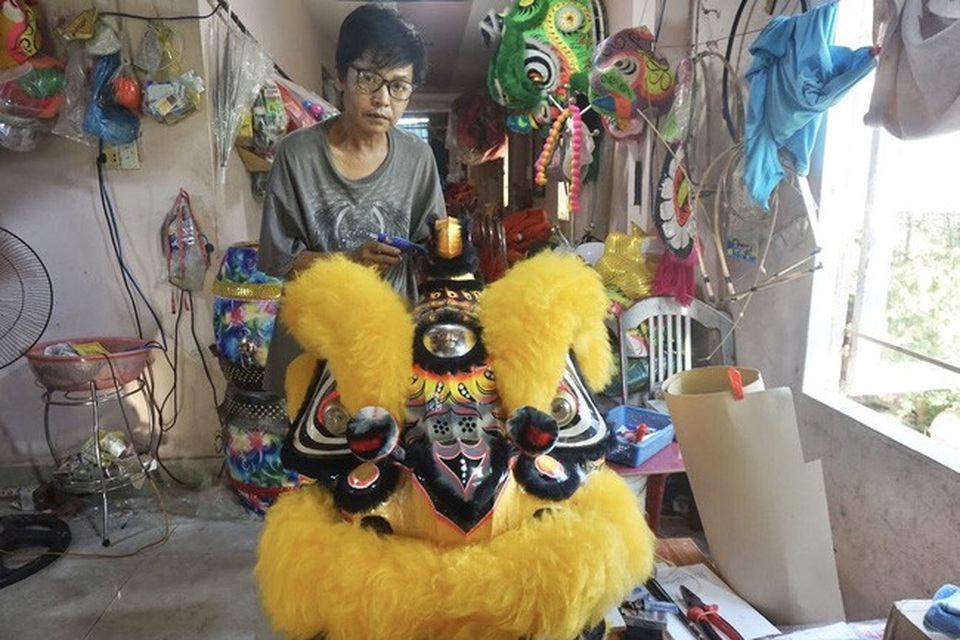Quảng Nam: Người đàn ông hơn 30 năm làm ra thứ mua vui cho thiên hạ khi tết Trung thu - 4 Quảng Nam: Người đàn ông hơn 30 năm làm ra thứ mua vui cho thiên hạ khi tết Trung thu - 4