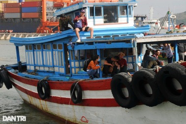 Học sinh "vượt sóng" đến trường được hỗ trợ hơn 1 triệu đồng/tháng