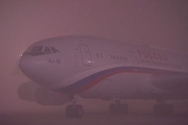 Chuyên cơ của ông Putin hạ cánh ngoạn mục trong sương mù dày đặc