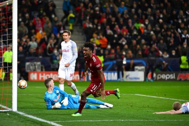 Lewandowski "câm lặng", Bayern Munich may mắn thoát thua trên đất Áo