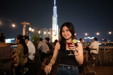Ngắm trọn hoàng hôn từ quán cà phê rooftop tại TPHCM