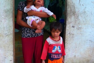 Vợ chồng mù bán vé số tìm tương lai cho 2 con khiếm thị