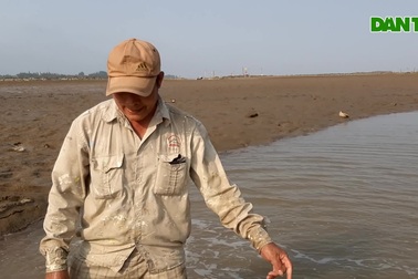 Người đàn ông 30 năm đi săn con vật "kỳ lạ nhất hành tinh"