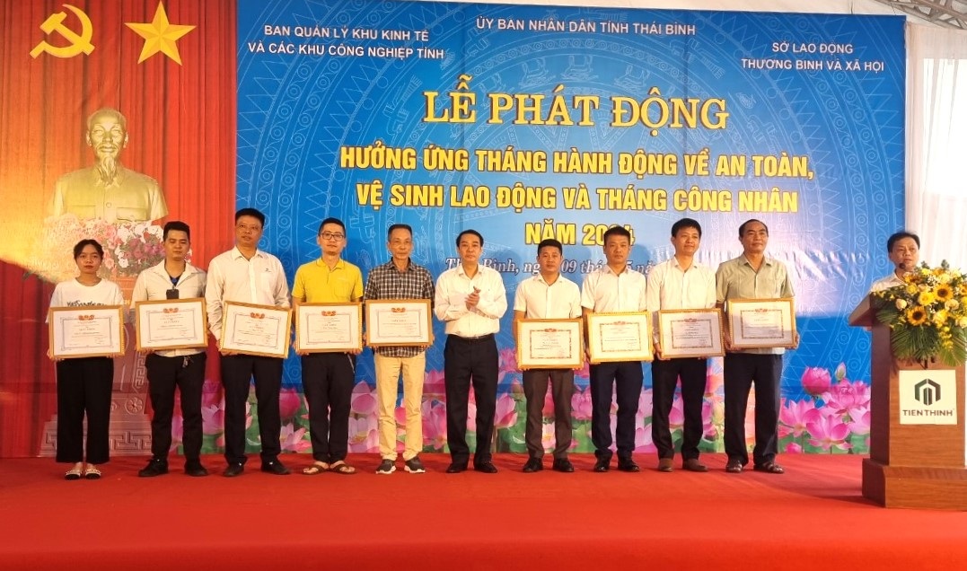 sở _ld trao giấy khen.jpg sở _ld trao giấy khen.jpg