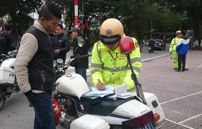 csgt ha noi phat hon 400 nguoi di bo: loi nao bi phat nhieu nhat? hinh anh 1