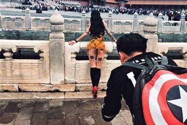 Người mẫu khỏa thân chụp ảnh ở Tử Cấm Thành