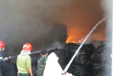 Cận cảnh vụ cháy ở khu công nghiệp Ngọc Hồi.