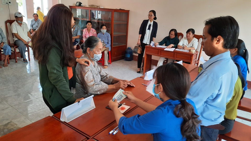 Vĩnh Long: Bắt đầu chi gói 62.000 tỷ cho người dân khó khăn do Covid-19 - 1 Vĩnh Long: Bắt đầu chi gói 62.000 tỷ cho người dân khó khăn do Covid-19 - 1
