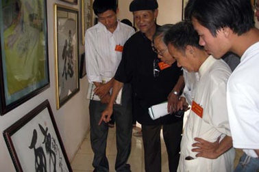 Bạn trẻ rủ nhau học... chữ Nho