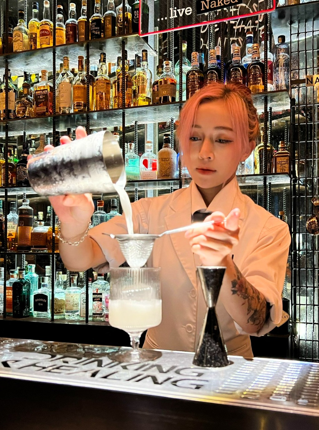 Nữ bartender triệu view, pha rượu như múa: Làm gì khi khách mời bay? - 7 Nữ bartender triệu view, pha rượu như múa: Làm gì khi khách mời bay? - 7