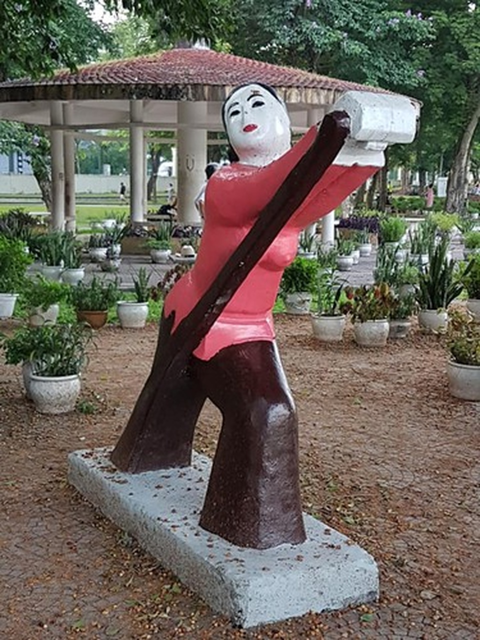Bị phản ứng dữ dội, tượng ở Công viên Thống Nhất lại đổi màu sơn - 2 Bị phản ứng dữ dội, tượng ở Công viên Thống Nhất lại đổi màu sơn - 2