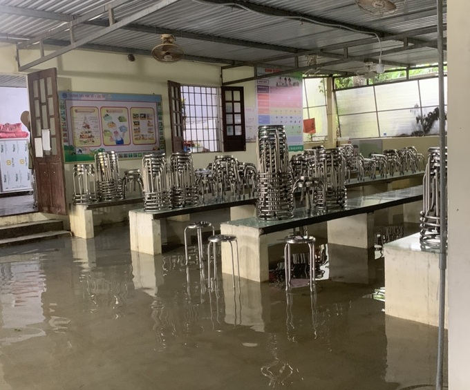 Trước diễn biến phức tạp của mưa lũ, UBND huyện Phú Lộc đã chỉ đạo các địa phương theo dõi sát diễn biến thời tiết, chủ động sơ tán lại các hộ dân ra khỏi khu vực nguy hiểm, nhất là khu vực có nguy cơ cao sạt lở đất ở các xã Lộc Tiến, Lộc Trì, Lộc Bình, Lộc Điền; yêu cầu rà soát các công trình đang thi công, trường học, các vùng thấp trũng, ngập úng để bảo đảm an toàn tính mạng, tài sản của nhân dân và nhà nước. 