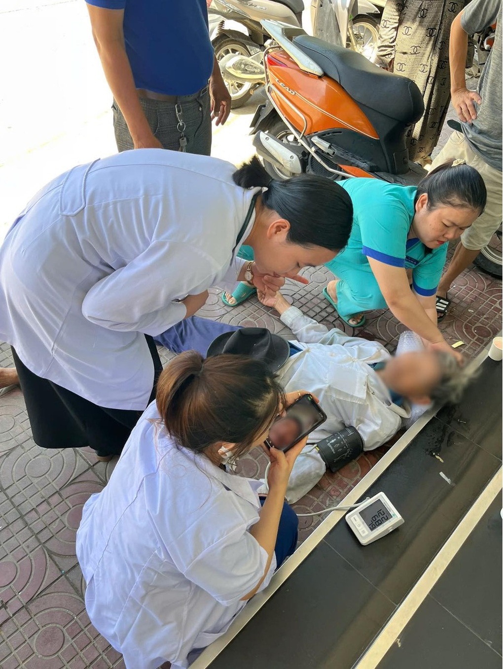 طبيبة تنقذ مريضة في اللحظة الأخيرة - 3 Nữ bác sĩ kịp thời cứu người bệnh trong gang tấc - 3