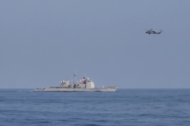 Hai nhóm tàu chiến Mỹ phô diễn uy lực trên Biển Đông