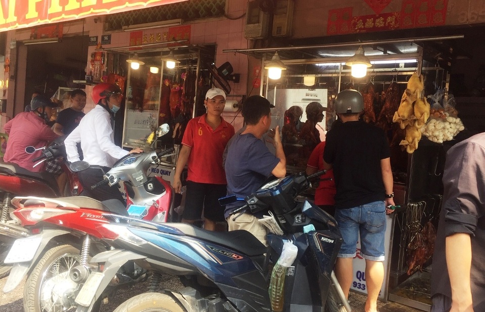 Ngày vía Thần tài, cửa hàng heo quay, vịt quay bán được cả trăm triệu đồng - 3 Ngày vía Thần tài, cửa hàng heo quay, vịt quay bán được cả trăm triệu đồng - 3