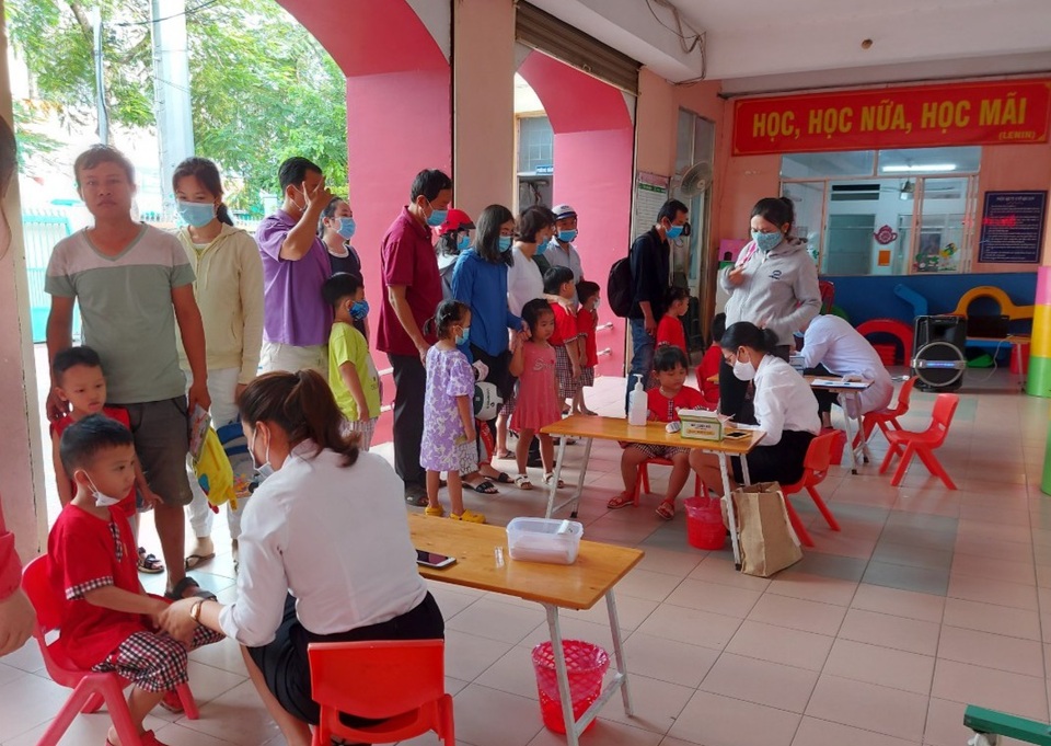 Trường có 34 trẻ và GV bị tay chân miệng, phụ huynh rào rào cho con nghỉ - 1 Trường có 34 trẻ và GV bị tay chân miệng, phụ huynh rào rào cho con nghỉ - 1