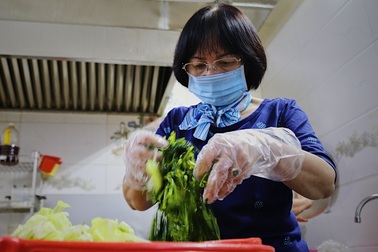 Bà chủ quán cơm Sài Gòn cho sinh viên nghèo ăn, ở miễn phí