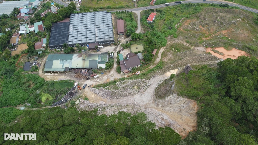 Sống dưới chân đồi dựng đứng, hàng chục người dân thấp thỏm lo sạt lở - 1 Sống dưới chân đồi dựng đứng, hàng chục người dân thấp thỏm lo sạt lở - 1