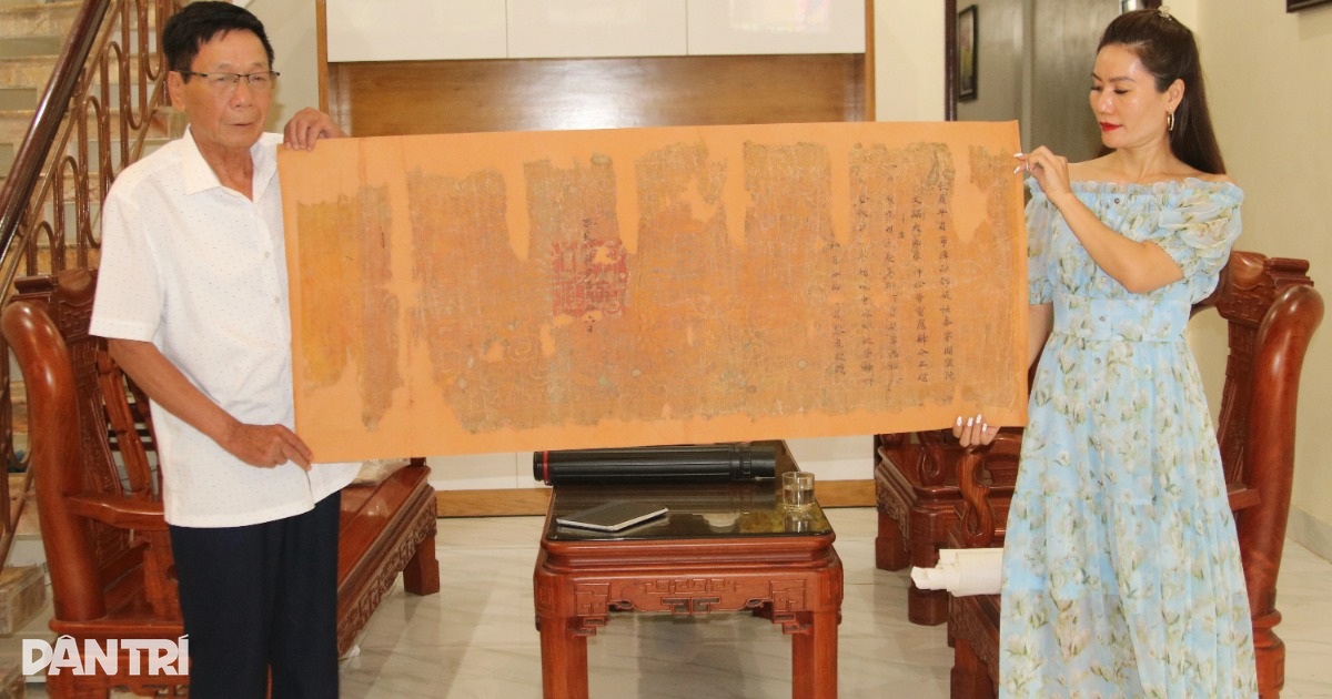 Bản sắc phong của Vua Khải Định có các họa tiết trang trí bằng nhũ vàng