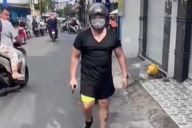 Tạm giữ kẻ cầm dao đe dọa người đi đường ở TPHCM