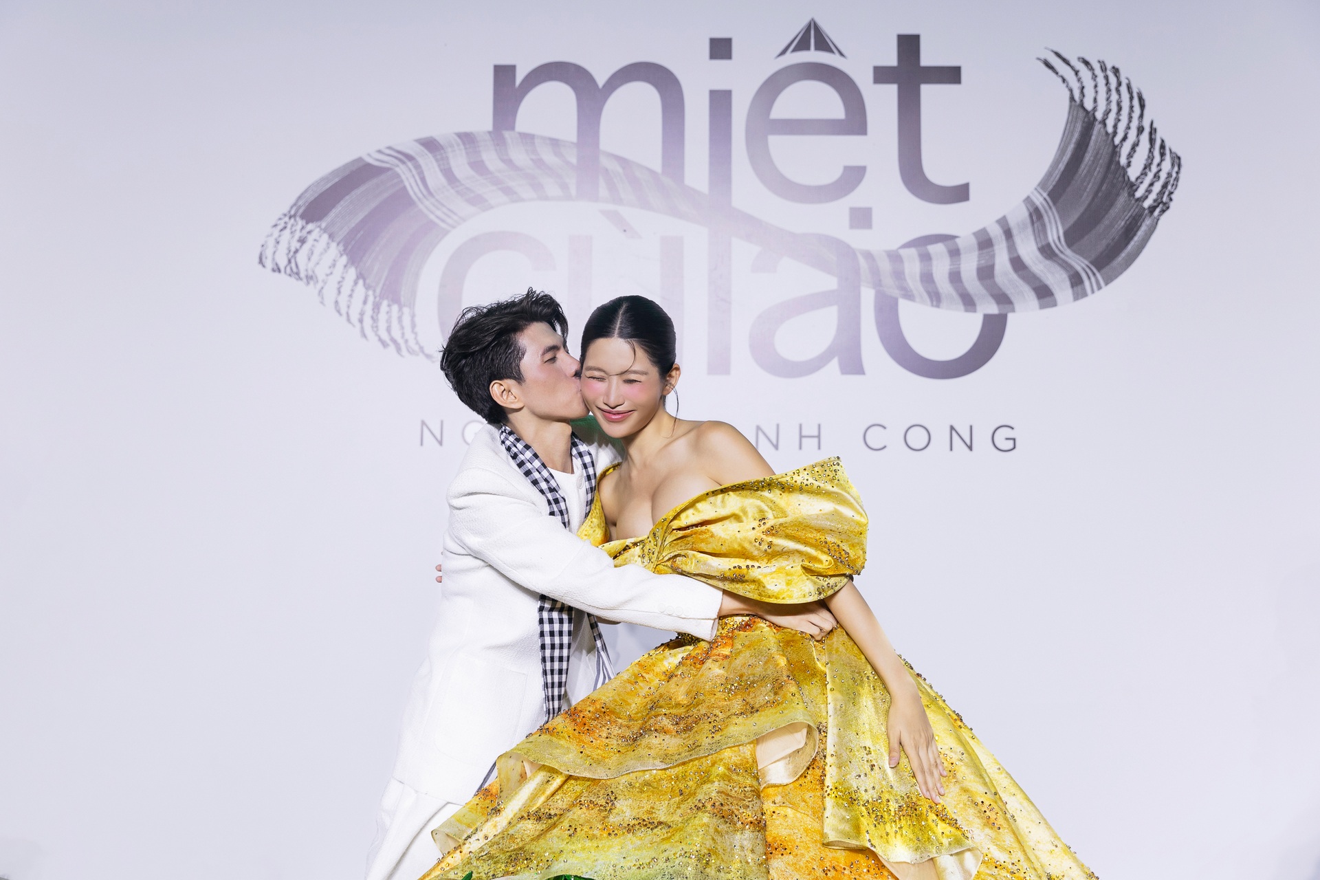 ជើងឯក Quynh Chau ស្លៀកសម្លៀកបំពាក់ប្លែកៗទាក់ទាញចំណាប់អារម្មណ៍មុនថ្ងៃរៀបការ - ១១ Á hậu Quỳnh Châu mặc trang phục độc đáo, gây chú ý trước ngày cưới - 11