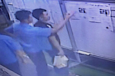 Xin nghỉ việc, công nhân nhận thông báo sa thải kèm ảnh "kéo cắt cổ"