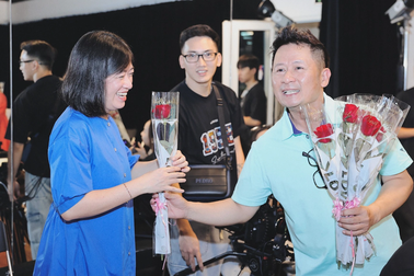 Bằng Kiều tặng hoa cho nhân viên hậu đài nhân dịp 20/10