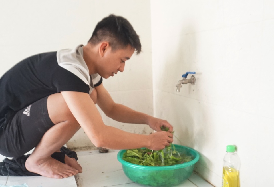 Người lao động phấn khởi bước vào ngày làm việc đầu tiên sau kỳ nghỉ Tết - 1 Người lao động phấn khởi bước vào ngày làm việc đầu tiên sau kỳ nghỉ Tết - 1