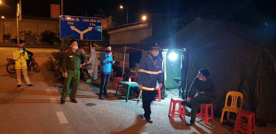 Thanh niên hỗ trợ lực lượng chức năng trực xuyên đêm ở cửa ngõ Thủ đô - 1 Thanh niên hỗ trợ lực lượng chức năng trực xuyên đêm ở cửa ngõ Thủ đô - 1