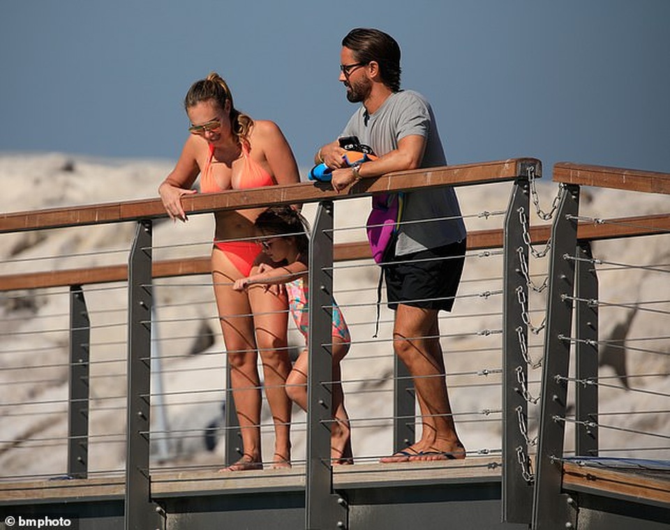 Con gái tỷ phú F1 diện bikini khoe dáng nảy nở - 8