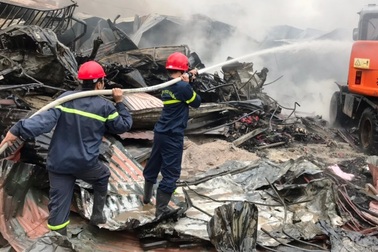 Hàng trăm ki-ốt tại chợ Còng cháy rụi trong đêm