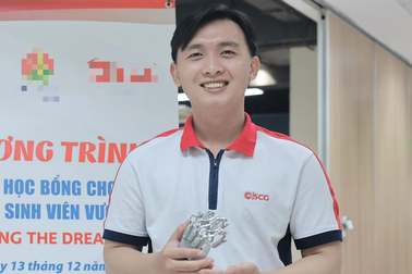 Nam sinh Cà Mau chế tạo "Ngón tay giả bán tự động" nhận học bổng