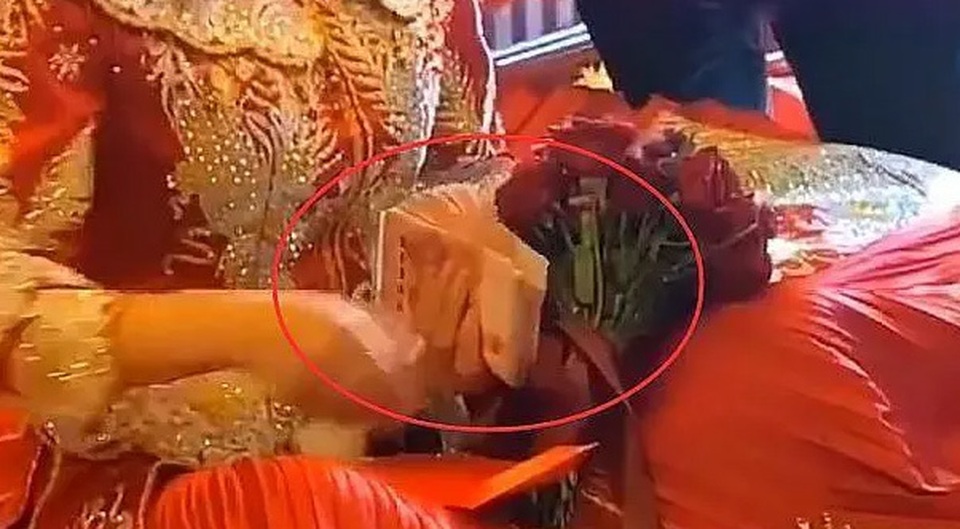 Chú rể bị mẹ vợ chặn, không cho đón dâu vì chỉ bỏ phong bì 60 triệu - 1