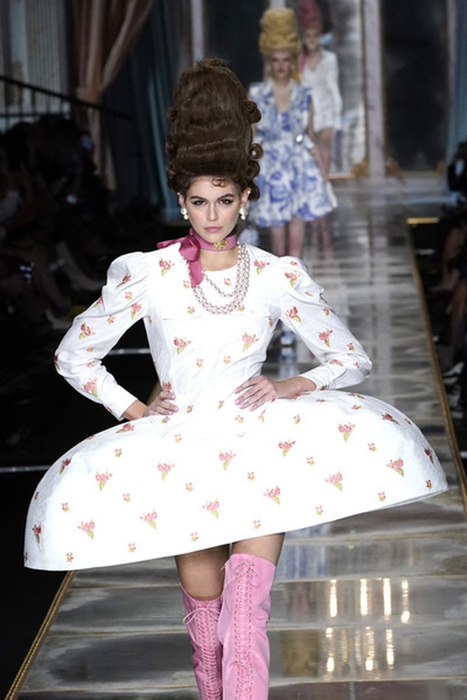 Gigi Hadid và dàn người mẫu mặc váy lạ mắt - 11