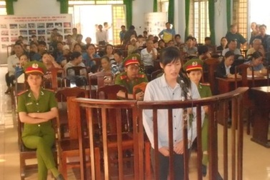 Phạt nặng cô gái cởi áo "nói chuyện" với công an